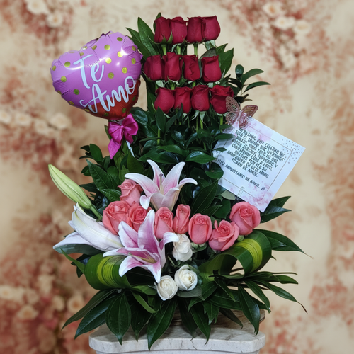 Arreglo floral romántico con rosas rojas y globo Te Amo arreglo floral con rosas rojas verticales, rosas rosadas, lirios blancos y rosados, rosas blancas, globo rosa con texto te amo y tarjeta sobre fondo difuminado